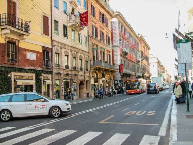 Roma, İtalya - 24 Şubat 2012: Corso Caddesi (Via del Corso) - şehrin ana caddelerinden biri. Alışveriş merkezi.
