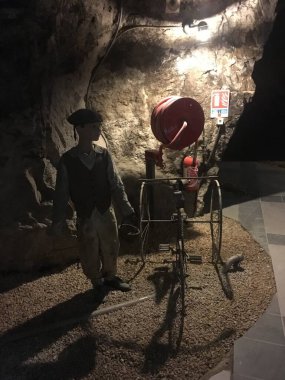 Siyah elbiseli yaşlı adam kılıçlı.