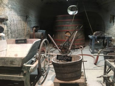 Eski kirli ve paslı metal borular.