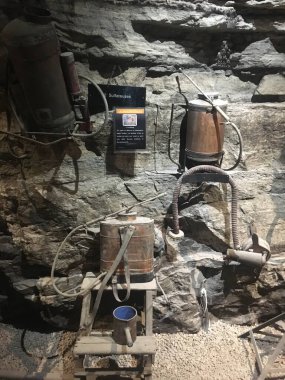 old exposition of working earth