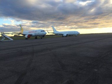 Gökyüzünde uçan bir uçak