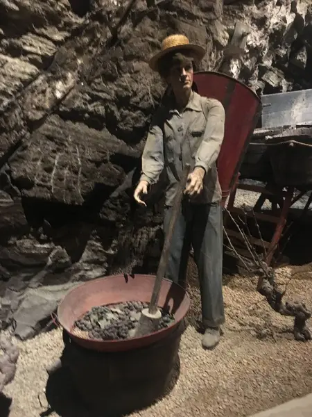 Şapkalı silahlı bir adam.