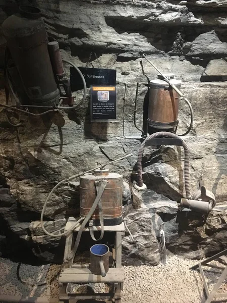 old exposition of working earth