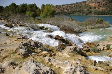 Dağlardaki nehrin güzel manzarası