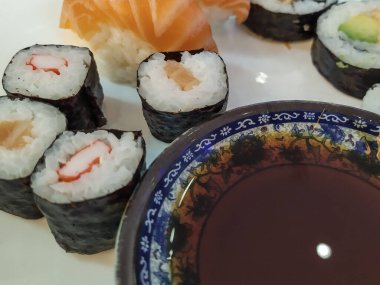 Sushi beyaz bir arkaplanda.