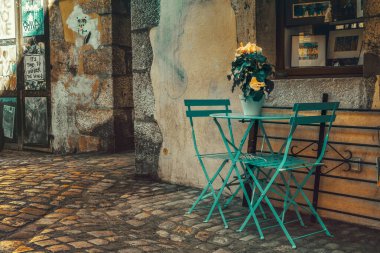 Sandalyeleri ve masaları olan eski ahşap masa.