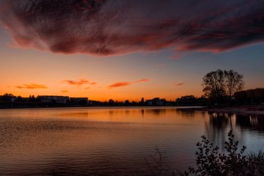 Gölün üzerinde güzel bir gün batımı