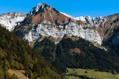 Alplerdeki dağların güzel manzarası