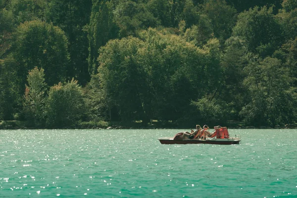 Young Woman Boat Small Lake — Stockfoto