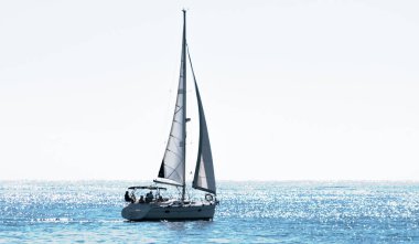 Denizde yelkenli teknesi