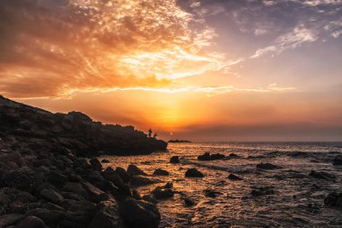 Denizin üzerinde güzel bir gün batımı