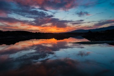 Gölün üzerinde güzel bir gün batımı