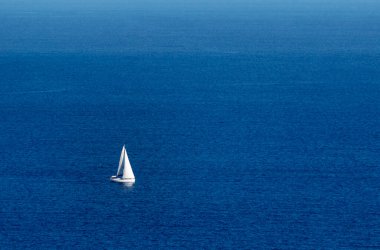 Denizde yelkenli teknesi