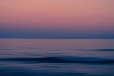 Denizin üzerinde güzel bir gün batımı