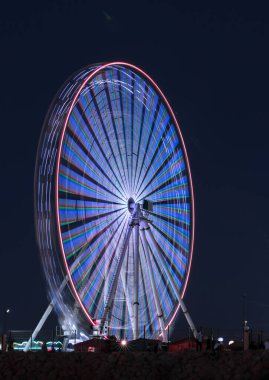 Gece gökyüzünde dönme dolap