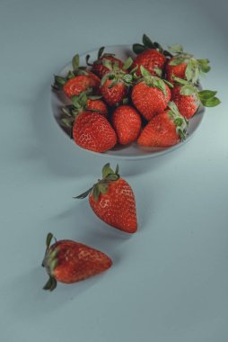 Beyaz arka planda taze çilekler