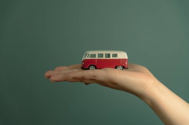 Beyaz arka planı olan ahşap bir minibüs.