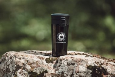 Sırt çantası ve kamerası olan bir kamp çadırı.