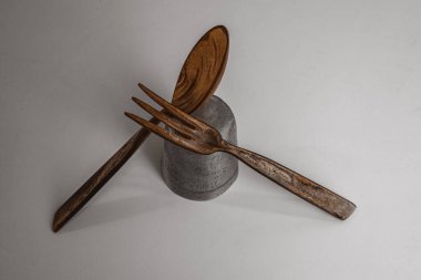 Beyaz arka planda eski tahta kaşık ve çatal.