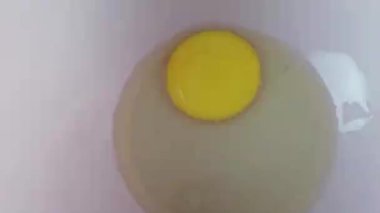 Yumurtayı kaseye kapat.