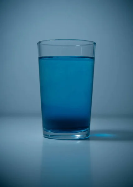 Vaso Agua Sobre Fondo Azul —  Fotos de Stock