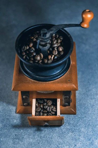 Koffiemolen Een Kopje Espresso Een Houten Achtergrond Stockafbeelding