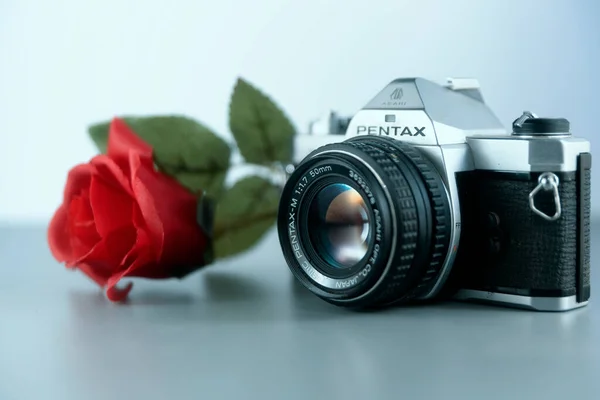 Caméra Vintage Avec Une Rose Rouge Sur Fond Bois Photos De Stock Libres De Droits