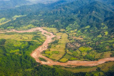 Renkli nehirlerin hava manzarası, Meksika 'da ağaçlı orman, orman ve tarlalar.