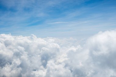 Kopyalama uzayı olan bir uçaktan görünen güzel bir bulut