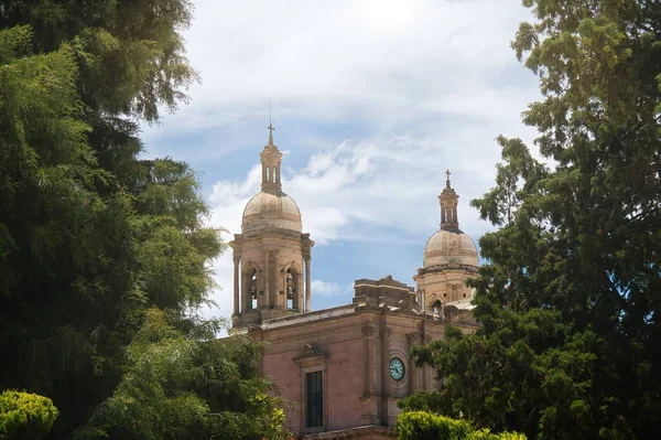Kerk Mexico Met Copyspace Midden Van Bomen — Stockfoto