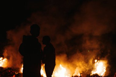 Yangında koşan kişi. Tehlikeden kaçmak için protestocu