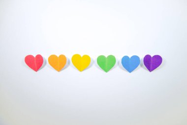 Igbt gay bayrağı renginde bir kupa sırası.