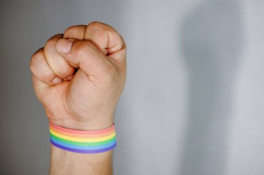Elinde gay bileziği olan bir adam, lgbt hakları için savaşıyor.