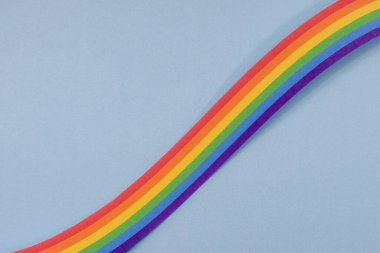 Gay rengi bileziği olan bir el.
