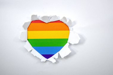 Kalp şeklinde bir delik ve lgbt gay renkleri