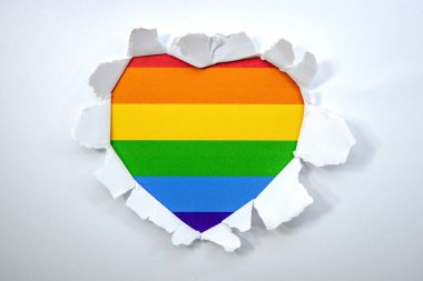 Kalp şeklinde bir delik ve lgbt gay renkleri