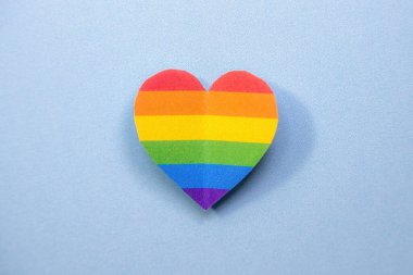 Mavi arkaplanda gay lgbt renkleri olan bir kalp
