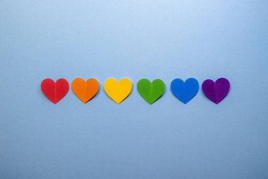 Igbt gay bayrağı renginde bir kupa sırası
