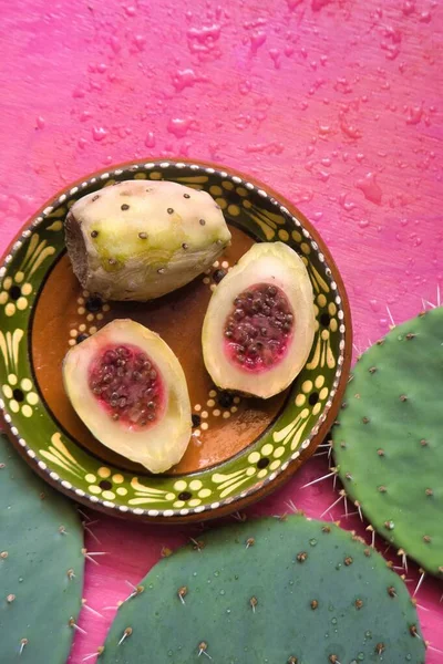 Pembe arka planı olan bir Meksika Xoconostles dokusu
