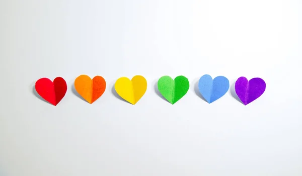 Igbt gay bayrağı renginde bir kupa sırası.