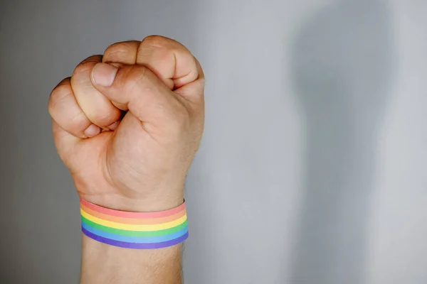 Man Gay Bracelet His Hand Fighting Lgbt Rights — Stock Photo, Image