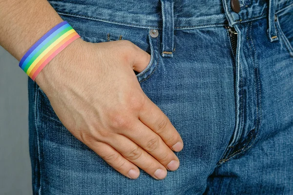 Ένα Ανδρικό Χέρι Βραχιόλι Ουράνιο Τόξο Που Φοράει Τζιν Ελευθερία — Φωτογραφία Αρχείου