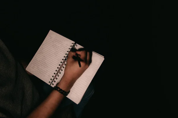 Not defterine kopyalanmış bir adam