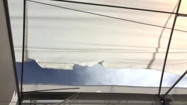 Güçlü rüzgarlarla kırılan plastik seranın yatay videosu.
