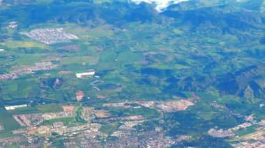 Arka plan olarak uçaktan görülen yeşil alanları olan şehir.