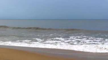 Sahilde deniz, arka plan olarak rahatlatıcı kum.