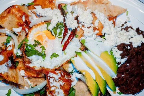 Una Comida Mexicana Chilaquiles Con Salsa Roja Queso Crema Chiles —  Fotos de Stock