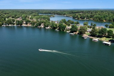 Aerial view of a pontoon boat on beautiful Tims Ford Lake in Ten