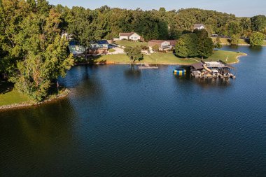 Göl kenarındaki evlerin ve yüzen teknelerin havadan görünüşü üst güvertede ve Tennessee 'deki Tims Ford Gölü' nde kayıyor..