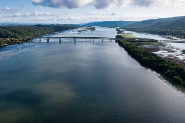 Ariel, Scottsboro Alabama 'daki Tennessee Nehri' nden geçen ve arka planda nükleer enerji santrali olan bir köprünün görüntüsü..